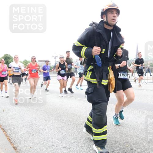 29.06.2025 - hella hamburg halbmarathon Lena Gebhardt http://msf.ph/oto/8377187 29.06.2025 10:49:20 Lombardsbrücke 1541, 1753, 1525, 1625, 1805, 2067, 2160, 2395, 2527, 2541, 2668, 2713, 2792, 2927, 3070, 3086, 3183, 3215, 3232, 3253, 3383, 3943, 4403, 4525, 4527, 4589, 4769, 4809, 5106, 5118, 5463, 5479, 5480, 5551, 6015, 6191, 6437, 6566, 6979, 6989, 7062, 7301, 7305, 7339, 7650, 7931, 7936, 8549, 9245, 9261, 9341, 9359, 10033, 10038, 10081, 10130, 10333, 10479, 10782, 10785, 11000, 11031, 11192, 11558, 11631, 12388 meine-sportfotos.de
