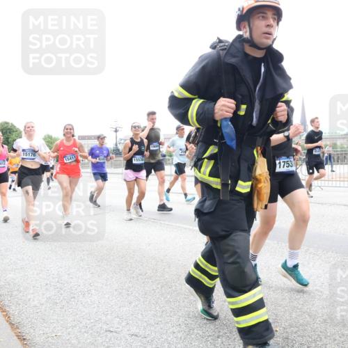 29.06.2025 - hella hamburg halbmarathon Lena Gebhardt http://msf.ph/oto/8377241 29.06.2025 10:49:20 Lombardsbrücke 15176, 16012, 15411, 11395, 9245, 15530, 1908, 1753, 8541, 1525, 1625, 1805, 2067, 2160, 2395, 2527, 2541, 2668, 2713, 2792, 2927, 3070, 3086, 3183, 3215, 3232, 3253, 3383, 3943, 4403, 4525, 4527, 4589, 4769, 4809, 5106, 5118, 5463, 5479, 5480, 5551, 6015, 6191, 6437, 6566, 6979, 6989, 7062, 7301, 7305, 7339, 7650, 7931, 7936, 8549, 9245, 9261, 9341, 9359, 10033, 10038, 10081, 10130, 10333, 10479, 10782, 10785, 11000, 11031, 11192, 11558, 11631, 12388 meine-sportfotos.de