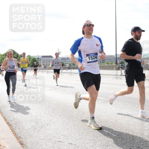 29.06.2025 - hella hamburg halbmarathon Lena Gebhardt http://msf.ph/oto/8377289 29.06.2025 10:15:18 Lombardsbrücke 5986, 5271, 15150, 1524, 1071, 1296, 1379, 1440, 1524, 1575, 1745, 2110, 2140, 2281, 2601, 2690, 2720, 3025, 3417, 3507, 3509, 3513, 3650, 3844, 4495, 4641, 5069, 5271, 5608, 5739, 5800, 5986, 6181, 6248, 6317, 7195, 7439, 7452, 7809, 7810, 7881, 8237, 8239, 8256, 8275, 8522, 8563, 8609, 8854, 9113, 9307, 9423, 9657, 9847, 9911, 9975, 9997, 10589, 10717, 10775, 10858, 10963, 11271, 11598, 12457, 12521, 13197, 13453, 13500, 14413, 15150, 15740 meine-sportfotos.de