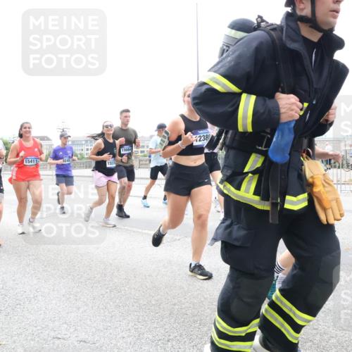 29.06.2025 - hella hamburg halbmarathon Lena Gebhardt http://msf.ph/oto/8377296 29.06.2025 10:49:20 Lombardsbrücke 15176, 154115, 9245, 16012, 15530, 19084, 238, 1525, 1625, 1805, 2067, 2160, 2395, 2527, 2541, 2668, 2713, 2792, 2927, 3070, 3086, 3183, 3215, 3232, 3253, 3383, 3943, 4403, 4525, 4527, 4589, 4769, 4809, 5106, 5118, 5463, 5479, 5480, 5551, 6015, 6191, 6437, 6566, 6979, 6989, 7062, 7301, 7305, 7339, 7650, 7931, 7936, 8549, 9245, 9261, 9341, 9359, 10033, 10038, 10081, 10130, 10333, 10479, 10782, 10785, 11000, 11031, 11192, 11558, 11631, 12388 meine-sportfotos.de