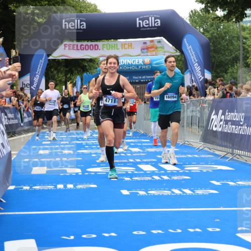 29.06.2025 - hella hamburg halbmarathon Strokosch-Dieckow http://msf.ph/oto/8377595 29.06.2025 10:48:06 Ziel 1086, 1914, 4324, 4601, 4711, 6377, 8916, 9544, 9626, 9638, 12685, 12706, 12724, 12747, 12808, 13570, 14192, 14814, 15590, 15973, 15981, 16094, 16149, 16269, 18206, 18922 meine-sportfotos.de