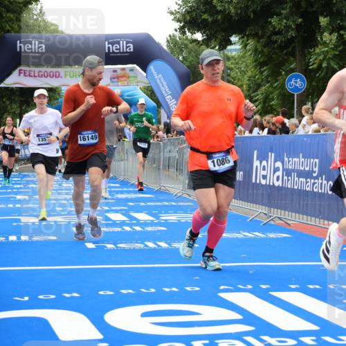 29.06.2025 - hella hamburg halbmarathon Strokosch-Dieckow http://msf.ph/oto/8377669 29.06.2025 10:48:04 Ziel 1086, 1914, 4324, 4528, 4601, 4711, 6377, 9544, 9626, 9638, 12685, 12706, 12724, 12747, 12808, 13570, 14192, 14814, 15590, 15973, 15981, 16094, 16149, 16269, 16766, 18206, 18922, 19198 meine-sportfotos.de