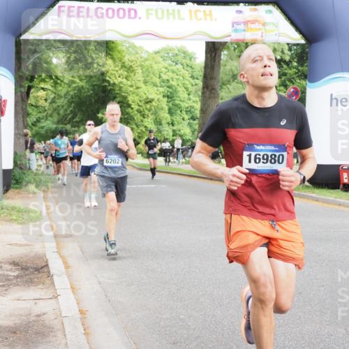 29.06.2025 - hella hamburg halbmarathon MichiJ http://msf.ph/oto/8377723 29.06.2025 10:45:49 Zwischen KM18-KM19 2348, 2619, 3279, 5926, 6202, 10759, 16980, 17839, 18232, 18254, 18954 meine-sportfotos.de