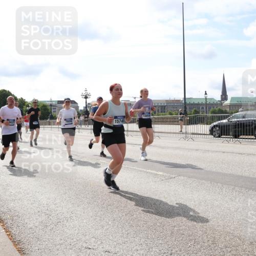 29.06.2025 - hella hamburg halbmarathon Lena Gebhardt http://msf.ph/oto/8377771 29.06.2025 10:15:24 Lombardsbrücke 9027, 12413, 7809, 15740, 10858, 1296, 1379, 1440, 1524, 1575, 1745, 2110, 2140, 2281, 2720, 2989, 3417, 3507, 3509, 3513, 3650, 3844, 4466, 4492, 4494, 4495, 4641, 5069, 5271, 5739, 5800, 5986, 6181, 6248, 6317, 6376, 6576, 7452, 7809, 7810, 7881, 8237, 8239, 8256, 8275, 8522, 8563, 8609, 8854, 9113, 9307, 9423, 9657, 9847, 9911, 9975, 9997, 10108, 10589, 10717, 10775, 10858, 11271, 11598, 12457, 12521, 13197, 13453, 13500, 14413, 14552, 15150, 15307, 15740 meine-sportfotos.de