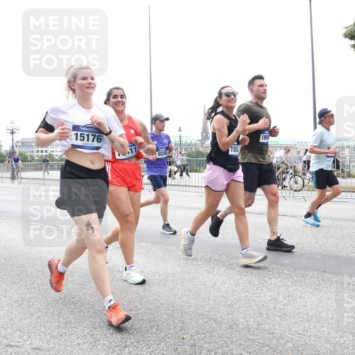 29.06.2025 - hella hamburg halbmarathon Lena Gebhardt http://msf.ph/oto/8377784 29.06.2025 10:49:21 Lombardsbrücke 16012, 15176, 11, 9245, 155, 793, 1525, 1625, 1805, 2067, 2160, 2395, 2527, 2541, 2668, 2713, 2927, 3070, 3086, 3183, 3215, 3232, 3253, 3383, 3943, 4403, 4525, 4527, 4589, 4769, 4809, 5106, 5118, 5463, 5479, 5480, 5551, 5552, 6015, 6191, 6437, 6566, 6979, 6989, 7062, 7301, 7305, 7339, 7650, 7931, 7936, 8549, 9245, 9261, 9341, 9359, 10033, 10038, 10081, 10130, 10333, 10479, 10782, 10785, 11000, 11031, 11192, 11558, 11631, 12388 meine-sportfotos.de