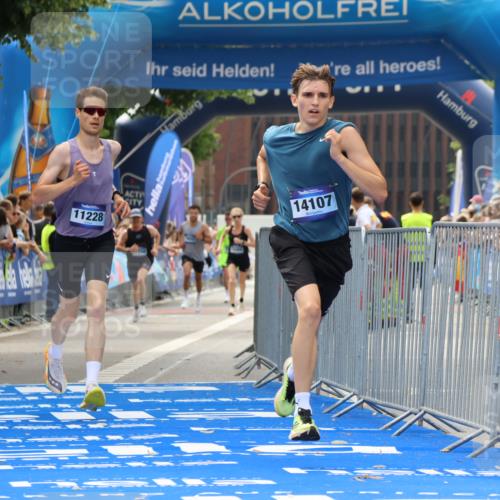 29.06.2025 - hella hamburg halbmarathon Strokosch-Dieckow http://msf.ph/oto/8377792 29.06.2025 10:25:40 Ziel 4338, 11228, 14107 meine-sportfotos.de