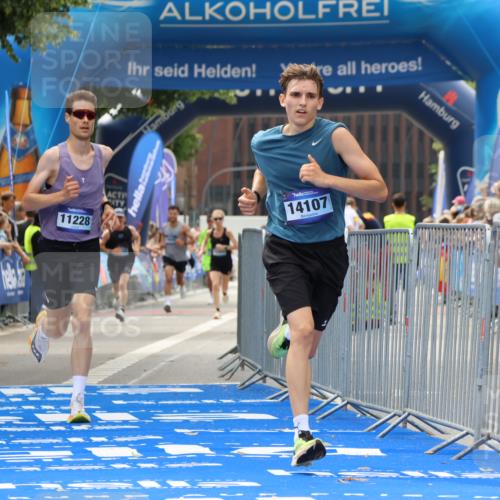 29.06.2025 - hella hamburg halbmarathon Strokosch-Dieckow http://msf.ph/oto/8377808 29.06.2025 10:25:40 Ziel 4338, 11228, 14107 meine-sportfotos.de