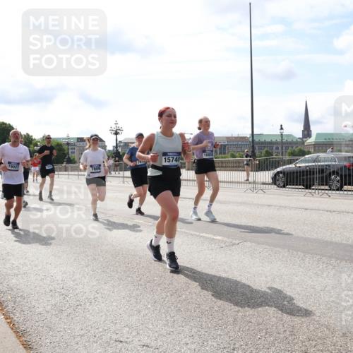 29.06.2025 - hella hamburg halbmarathon Lena Gebhardt http://msf.ph/oto/8377825 29.06.2025 10:15:24 Lombardsbrücke 10858, 15740, 19027, 1245, 7809, 1296, 1379, 1440, 1524, 1575, 1745, 2110, 2140, 2281, 2720, 2989, 3417, 3507, 3509, 3513, 3650, 3844, 4466, 4492, 4494, 4495, 4641, 5069, 5271, 5739, 5800, 5986, 6181, 6248, 6317, 6376, 6576, 7452, 7809, 7810, 7881, 8237, 8239, 8256, 8275, 8522, 8563, 8609, 8854, 9113, 9307, 9423, 9657, 9847, 9911, 9975, 9997, 10108, 10589, 10717, 10775, 10858, 11271, 11598, 12457, 12521, 13197, 13453, 13500, 14413, 14552, 15150, 15307, 15740 meine-sportfotos.de