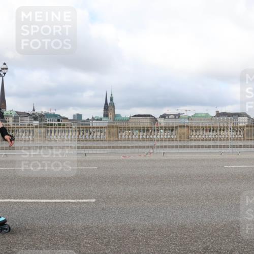 29.06.2025 - hella hamburg halbmarathon Lena Gebhardt http://msf.ph/oto/8377868 29.06.2025 09:14:11 Lombardsbrücke  meine-sportfotos.de