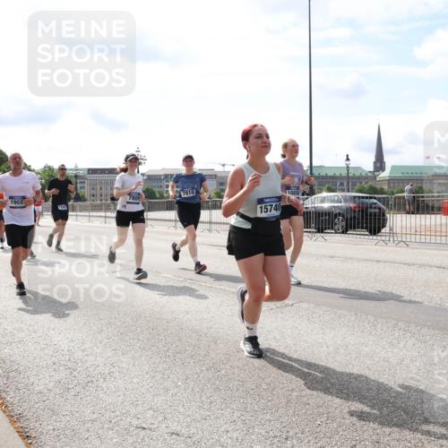 29.06.2025 - hella hamburg halbmarathon Lena Gebhardt http://msf.ph/oto/8377882 29.06.2025 10:15:24 Lombardsbrücke 7809, 1902, 18769, 12457, 7810, 15740, 10858, 1296, 1379, 1440, 1524, 1575, 1745, 2110, 2140, 2281, 2720, 2989, 3417, 3507, 3509, 3513, 3650, 3844, 4466, 4492, 4494, 4495, 4641, 5069, 5271, 5739, 5800, 5986, 6181, 6248, 6317, 6376, 6576, 7452, 7809, 7810, 7881, 8237, 8239, 8256, 8275, 8522, 8563, 8609, 8854, 9113, 9307, 9423, 9657, 9847, 9911, 9975, 9997, 10108, 10589, 10717, 10775, 10858, 11271, 11598, 12457, 12521, 13197, 13453, 13500, 14413, 14552, 15150, 15307, 15740 meine-sportfotos.de