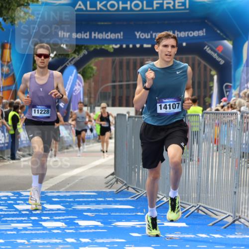 29.06.2025 - hella hamburg halbmarathon Strokosch-Dieckow http://msf.ph/oto/8377886 29.06.2025 10:25:40 Ziel 4338, 11228, 14107 meine-sportfotos.de
