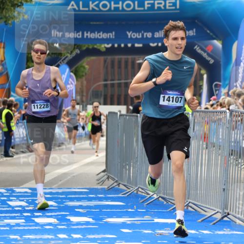 29.06.2025 - hella hamburg halbmarathon Strokosch-Dieckow http://msf.ph/oto/8377931 29.06.2025 10:25:41 Ziel 4338, 11228, 14107 meine-sportfotos.de