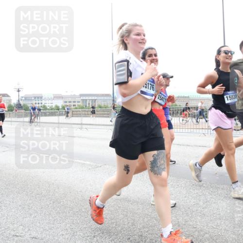29.06.2025 - hella hamburg halbmarathon Lena Gebhardt http://msf.ph/oto/8377939 29.06.2025 10:49:22 Lombardsbrücke 16012, 5176, 15411, 15530, 19084, 1525, 1625, 1805, 2067, 2160, 2395, 2527, 2541, 2668, 2713, 2927, 3070, 3086, 3183, 3215, 3232, 3253, 3383, 3943, 4403, 4525, 4527, 4589, 4769, 4809, 5106, 5118, 5463, 5479, 5480, 5551, 5552, 6015, 6191, 6437, 6566, 6694, 6979, 6989, 7301, 7305, 7339, 7650, 7931, 7936, 8549, 9245, 9261, 9341, 9359, 10033, 10038, 10081, 10130, 10333, 10479, 10782, 10785, 11000, 11031, 11192, 11558, 11631, 12388 meine-sportfotos.de