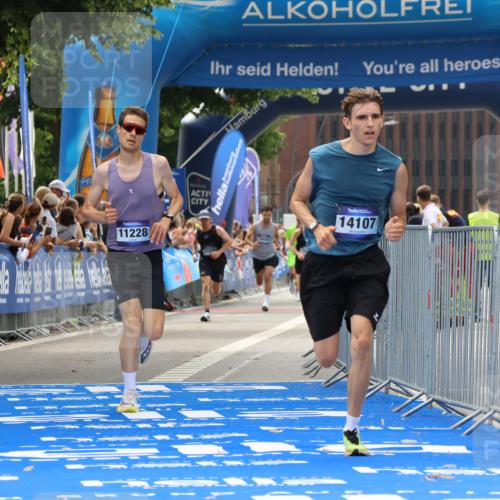 29.06.2025 - hella hamburg halbmarathon Strokosch-Dieckow http://msf.ph/oto/8377954 29.06.2025 10:25:40 Ziel 4338, 11228, 14107 meine-sportfotos.de
