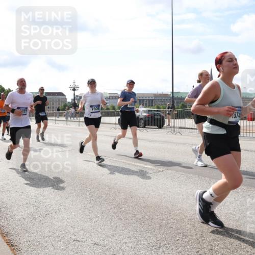 29.06.2025 - hella hamburg halbmarathon Lena Gebhardt http://msf.ph/oto/8377977 29.06.2025 10:15:24 Lombardsbrücke 7810, 9423, 7809, 027, 18769, 12457, 1574, 1296, 1379, 1440, 1524, 1575, 1745, 2110, 2140, 2281, 2720, 2989, 3417, 3507, 3509, 3513, 3650, 3844, 4466, 4492, 4494, 4495, 4641, 5069, 5271, 5739, 5800, 5986, 6181, 6248, 6317, 6376, 6576, 7452, 7809, 7810, 7881, 8237, 8239, 8256, 8275, 8522, 8563, 8609, 8854, 9113, 9307, 9423, 9657, 9847, 9911, 9975, 9997, 10108, 10589, 10717, 10775, 10858, 11271, 11598, 12457, 12521, 13197, 13453, 13500, 14413, 14552, 15150, 15307, 15740 meine-sportfotos.de