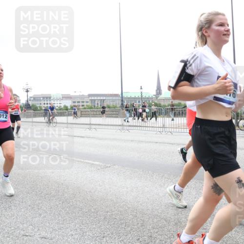 29.06.2025 - hella hamburg halbmarathon Lena Gebhardt http://msf.ph/oto/8377992 29.06.2025 10:49:22 Lombardsbrücke 16012, 155, 1525, 1625, 1805, 2067, 2160, 2395, 2527, 2541, 2668, 2713, 2927, 3070, 3086, 3183, 3215, 3232, 3253, 3383, 3943, 4403, 4525, 4527, 4589, 4769, 4809, 5106, 5118, 5463, 5479, 5480, 5551, 5552, 6015, 6191, 6437, 6566, 6694, 6979, 6989, 7301, 7305, 7339, 7650, 7931, 7936, 8549, 9245, 9261, 9341, 9359, 10033, 10038, 10081, 10130, 10333, 10479, 10782, 10785, 11000, 11031, 11192, 11558, 11631, 12388 meine-sportfotos.de