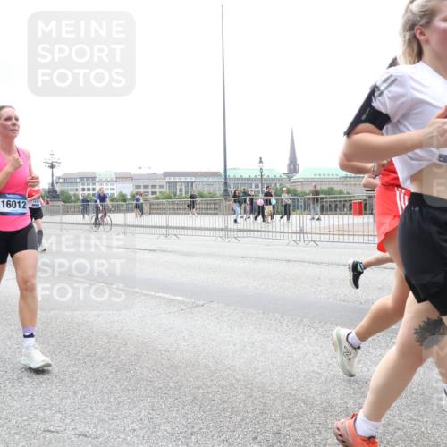 29.06.2025 - hella hamburg halbmarathon Lena Gebhardt http://msf.ph/oto/8378045 29.06.2025 10:49:22 Lombardsbrücke 395, 10785, 16012, 176, 1525, 1625, 1805, 2067, 2160, 2395, 2527, 2541, 2668, 2713, 2927, 3070, 3086, 3183, 3215, 3232, 3253, 3383, 3943, 4403, 4525, 4527, 4589, 4769, 4809, 5106, 5118, 5463, 5479, 5480, 5551, 5552, 6015, 6191, 6437, 6566, 6694, 6979, 6989, 7301, 7305, 7339, 7650, 7931, 7936, 8549, 9245, 9261, 9341, 9359, 10033, 10038, 10081, 10130, 10333, 10479, 10782, 10785, 11000, 11031, 11192, 11558, 11631, 12388 meine-sportfotos.de