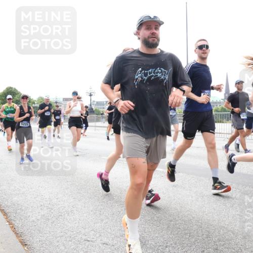 29.06.2025 - hella hamburg halbmarathon Lena Gebhardt http://msf.ph/oto/8378123 29.06.2025 10:40:04 Lombardsbrücke 5654, 5229, 14327, 1242, 167, 1018, 1037, 1058, 1076, 1291, 1586, 1691, 1899, 2019, 2109, 2254, 2313, 2515, 2572, 2866, 2888, 2976, 3046, 3237, 3295, 3515, 3607, 3808, 3882, 3883, 3884, 4173, 4271, 4298, 4471, 4752, 4756, 5045, 5113, 5229, 5263, 5351, 5352, 5654, 5701, 5877, 5901, 6097, 6427, 6428, 6463, 6548, 6673, 6698, 6739, 6750, 6866, 6876, 6890, 6920, 7045, 7053, 7108, 7125, 7174, 7199, 7429, 7455, 7456, 7675, 7850, 8107, 8612, 9747, 10441 meine-sportfotos.de