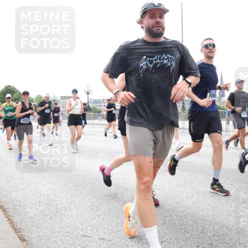 29.06.2025 - hella hamburg halbmarathon Lena Gebhardt http://msf.ph/oto/8378146 29.06.2025 10:40:04 Lombardsbrücke 19163, 5654, 5229, 8865, 167, 1018, 1037, 1058, 1076, 1291, 1586, 1691, 1899, 2019, 2109, 2254, 2313, 2515, 2572, 2866, 2888, 2976, 3046, 3237, 3295, 3515, 3607, 3808, 3882, 3883, 3884, 4173, 4271, 4298, 4471, 4752, 4756, 5045, 5113, 5229, 5263, 5351, 5352, 5654, 5701, 5877, 5901, 6097, 6427, 6428, 6463, 6548, 6673, 6698, 6739, 6750, 6866, 6876, 6890, 6920, 7045, 7053, 7108, 7125, 7174, 7199, 7429, 7455, 7456, 7675, 7850, 8107, 8612, 9747, 10441 meine-sportfotos.de
