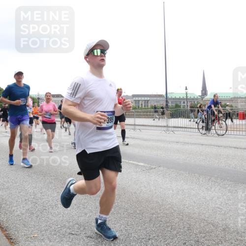 29.06.2025 - hella hamburg halbmarathon Lena Gebhardt http://msf.ph/oto/8378226 29.06.2025 10:49:23 Lombardsbrücke 12664, 10130, 232, 10785, 395, 1525, 1625, 1805, 2067, 2160, 2395, 2527, 2541, 2668, 2713, 2927, 3070, 3086, 3183, 3232, 3253, 3383, 3943, 4403, 4525, 4527, 4589, 4769, 4809, 5106, 5118, 5463, 5479, 5480, 5551, 5552, 6015, 6191, 6566, 6694, 6979, 6989, 7301, 7305, 7339, 7650, 7931, 7936, 8549, 9245, 9261, 9341, 9359, 10033, 10038, 10081, 10130, 10333, 10479, 10704, 10782, 10785, 11000, 11031, 11192, 11558, 11631, 12388 meine-sportfotos.de