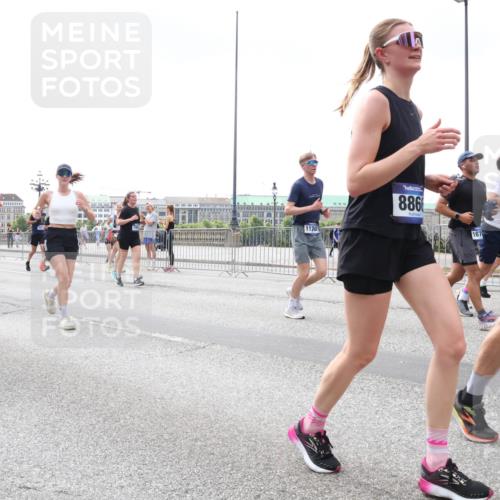 29.06.2025 - hella hamburg halbmarathon Lena Gebhardt http://msf.ph/oto/8378232 29.06.2025 10:40:05 Lombardsbrücke 1511, 5229, 11242, 886, 167, 1018, 1037, 1058, 1076, 1291, 1586, 1691, 1899, 2019, 2109, 2254, 2313, 2515, 2572, 2866, 2888, 2976, 3046, 3237, 3295, 3515, 3607, 3808, 3810, 3882, 3883, 3884, 4173, 4271, 4298, 4471, 4752, 4756, 5113, 5229, 5263, 5351, 5352, 5654, 5701, 5877, 5901, 5975, 6097, 6427, 6428, 6463, 6548, 6673, 6698, 6739, 6750, 6866, 6876, 6890, 6920, 7045, 7053, 7108, 7125, 7174, 7199, 7429, 7455, 7456, 7675, 7850, 8107, 8612, 9747, 10441 meine-sportfotos.de