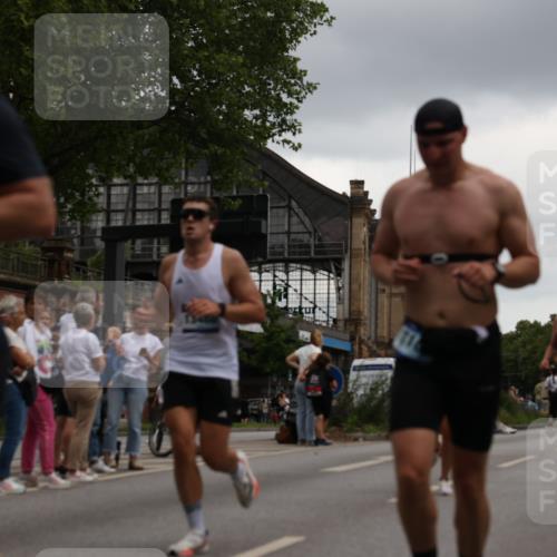 29.06.2025 - hella hamburg halbmarathon Yannick Fuchs http://msf.ph/oto/8378242 29.06.2025 10:54:34 20KM 1364, 1414, 1653, 1681, 2322, 2323, 2363, 6033, 6309, 6487, 6754, 6757, 7065, 7636, 8003, 8191, 8421, 8422, 8509, 8923, 10534, 10576, 11041, 11366, 11623, 11702, 11753, 11782, 11937, 12491, 13488, 13589, 14224, 14429, 14577, 15269, 17491, 17825, 17899, 17952, 18029, 18063, 19159, 19246 meine-sportfotos.de
