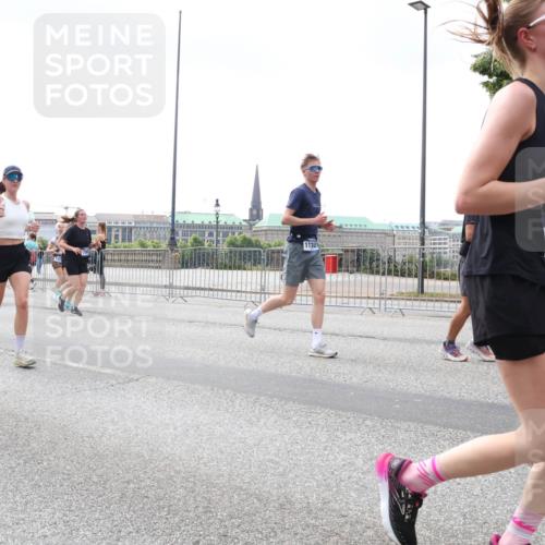 29.06.2025 - hella hamburg halbmarathon Lena Gebhardt http://msf.ph/oto/8378268 29.06.2025 10:40:05 Lombardsbrücke 5229, 88, 1018, 1037, 1058, 1076, 1291, 1586, 1691, 1899, 2019, 2109, 2254, 2313, 2515, 2572, 2866, 2888, 2976, 3046, 3237, 3295, 3515, 3607, 3808, 3810, 3882, 3883, 3884, 4173, 4271, 4298, 4471, 4752, 4756, 5113, 5229, 5263, 5351, 5352, 5654, 5701, 5877, 5901, 5975, 6097, 6427, 6428, 6463, 6548, 6673, 6698, 6739, 6750, 6866, 6876, 6890, 6920, 7045, 7053, 7108, 7125, 7174, 7199, 7429, 7455, 7456, 7675, 7850, 8107, 8612, 9747, 10441 meine-sportfotos.de