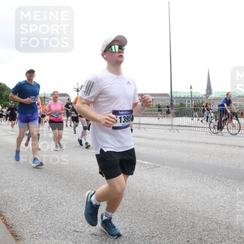 29.06.2025 - hella hamburg halbmarathon Lena Gebhardt http://msf.ph/oto/8378288 29.06.2025 10:49:24 Lombardsbrücke 12664, 10130, 232, 10785, 7527, 1395, 1525, 1625, 1805, 1888, 2067, 2160, 2395, 2527, 2541, 2668, 2713, 2927, 3070, 3086, 3183, 3232, 3253, 3383, 3943, 4403, 4525, 4527, 4589, 4769, 4809, 5106, 5118, 5463, 5479, 5480, 5551, 5552, 6015, 6191, 6566, 6694, 6979, 6989, 7301, 7305, 7339, 7650, 7931, 7936, 8549, 9162, 9245, 9261, 9341, 9359, 10033, 10038, 10081, 10130, 10333, 10479, 10704, 10782, 10785, 11000, 11031, 11192, 11558, 11631, 12388 meine-sportfotos.de