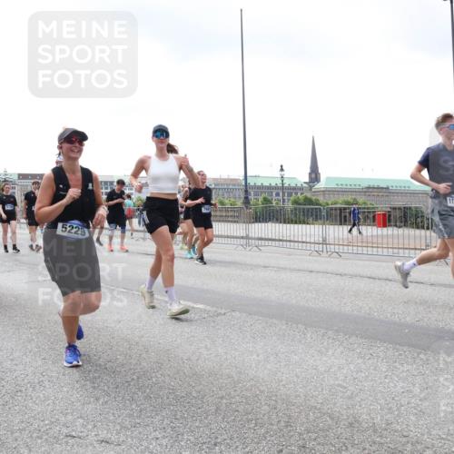 29.06.2025 - hella hamburg halbmarathon Lena Gebhardt http://msf.ph/oto/8378333 29.06.2025 10:40:06 Lombardsbrücke 5654, 15111, 6726, 5229, 1122, 1018, 1037, 1058, 1076, 1291, 1586, 1691, 1899, 2019, 2109, 2254, 2313, 2515, 2572, 2866, 2888, 2976, 3046, 3237, 3295, 3515, 3607, 3808, 3810, 3882, 3883, 3884, 4173, 4271, 4298, 4471, 4752, 4756, 5113, 5229, 5263, 5351, 5352, 5654, 5877, 5901, 5975, 6097, 6363, 6427, 6428, 6463, 6548, 6673, 6698, 6739, 6750, 6866, 6876, 6890, 6920, 7045, 7053, 7108, 7125, 7174, 7199, 7429, 7455, 7456, 7675, 7850, 8107, 8612, 10441 meine-sportfotos.de