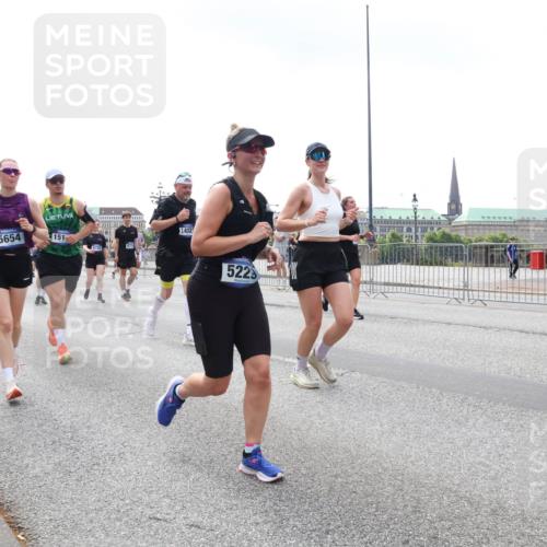 29.06.2025 - hella hamburg halbmarathon Lena Gebhardt http://msf.ph/oto/8378357 29.06.2025 10:40:06 Lombardsbrücke 19163, 5654, 151, 14327, 5229, 1018, 1037, 1058, 1076, 1291, 1586, 1691, 1899, 2019, 2109, 2254, 2313, 2515, 2572, 2866, 2888, 2976, 3046, 3237, 3295, 3515, 3607, 3808, 3810, 3882, 3883, 3884, 4173, 4271, 4298, 4471, 4752, 4756, 5113, 5229, 5263, 5351, 5352, 5654, 5877, 5901, 5975, 6097, 6363, 6427, 6428, 6463, 6548, 6673, 6698, 6739, 6750, 6866, 6876, 6890, 6920, 7045, 7053, 7108, 7125, 7174, 7199, 7429, 7455, 7456, 7675, 7850, 8107, 8612, 10441 meine-sportfotos.de