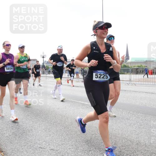 29.06.2025 - hella hamburg halbmarathon Lena Gebhardt http://msf.ph/oto/8378387 29.06.2025 10:40:06 Lombardsbrücke 19163, 5654, 6719, 14327, 5229, 1018, 1037, 1058, 1076, 1291, 1586, 1691, 1899, 2019, 2109, 2254, 2313, 2515, 2572, 2866, 2888, 2976, 3046, 3237, 3295, 3515, 3607, 3808, 3810, 3882, 3883, 3884, 4173, 4271, 4298, 4471, 4752, 4756, 5113, 5229, 5263, 5351, 5352, 5654, 5877, 5901, 5975, 6097, 6363, 6427, 6428, 6463, 6548, 6673, 6698, 6739, 6750, 6866, 6876, 6890, 6920, 7045, 7053, 7108, 7125, 7174, 7199, 7429, 7455, 7456, 7675, 7850, 8107, 8612, 10441 meine-sportfotos.de