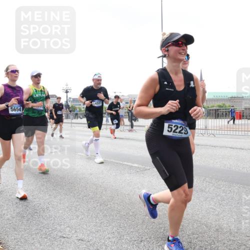 29.06.2025 - hella hamburg halbmarathon Lena Gebhardt http://msf.ph/oto/8378422 29.06.2025 10:40:06 Lombardsbrücke 19163, 19158, 5654, 6711, 14327, 72, 5229, 1018, 1037, 1058, 1076, 1291, 1586, 1691, 1899, 2019, 2109, 2254, 2313, 2515, 2572, 2866, 2888, 2976, 3046, 3237, 3295, 3515, 3607, 3808, 3810, 3882, 3883, 3884, 4173, 4271, 4298, 4471, 4752, 4756, 5113, 5229, 5263, 5351, 5352, 5654, 5877, 5901, 5975, 6097, 6363, 6427, 6428, 6463, 6548, 6673, 6698, 6739, 6750, 6866, 6876, 6890, 6920, 7045, 7053, 7108, 7125, 7174, 7199, 7429, 7455, 7456, 7675, 7850, 8107, 8612, 10441 meine-sportfotos.de