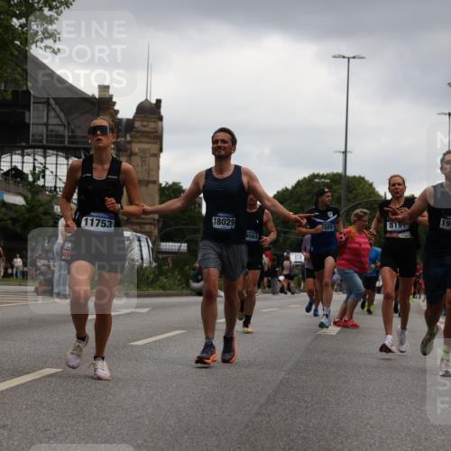 29.06.2025 - hella hamburg halbmarathon Yannick Fuchs http://msf.ph/oto/8378446 29.06.2025 10:54:36 20KM 1364, 1414, 1653, 1681, 2322, 2323, 2363, 6033, 6201, 6309, 6487, 6754, 6757, 7006, 7065, 7636, 8003, 8191, 8421, 8422, 8509, 8662, 8923, 9020, 9021, 10534, 10576, 11041, 11366, 11623, 11702, 11753, 11782, 11937, 12491, 13488, 13589, 14429, 15269, 17491, 17825, 17899, 17952, 18029, 18063, 19159, 19246 meine-sportfotos.de