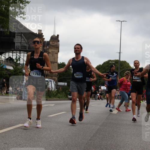29.06.2025 - hella hamburg halbmarathon Yannick Fuchs http://msf.ph/oto/8378452 29.06.2025 10:54:36 20KM 1364, 1414, 1653, 1681, 2322, 2323, 2363, 6033, 6201, 6309, 6487, 6754, 6757, 7006, 7065, 7636, 8003, 8191, 8421, 8422, 8509, 8662, 8923, 9020, 9021, 10534, 10576, 11041, 11366, 11623, 11702, 11753, 11782, 11937, 12491, 13488, 13589, 14429, 15269, 17491, 17825, 17899, 17952, 18029, 18063, 19159, 19246 meine-sportfotos.de