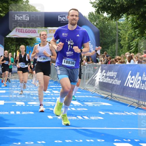 29.06.2025 - hella hamburg halbmarathon Strokosch-Dieckow http://msf.ph/oto/8378467 29.06.2025 10:47:51 Ziel 1604, 1613, 2340, 4528, 5022, 5915, 6836, 8564, 11961, 12679, 14383, 14730, 15333, 16766, 17451, 18356, 18836, 19198 meine-sportfotos.de