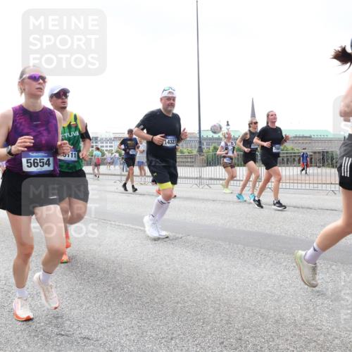 29.06.2025 - hella hamburg halbmarathon Lena Gebhardt http://msf.ph/oto/8378520 29.06.2025 10:40:07 Lombardsbrücke 19163, 19157, 5654, 111, 14327, 1058, 1241, 7984, 1018, 1037, 1058, 1076, 1291, 1586, 1691, 1899, 2019, 2109, 2254, 2313, 2515, 2572, 2866, 2888, 2976, 3046, 3237, 3295, 3515, 3607, 3808, 3810, 3882, 3883, 3884, 4173, 4271, 4298, 4471, 4752, 4756, 5113, 5229, 5263, 5351, 5352, 5654, 5877, 5901, 5975, 6097, 6363, 6427, 6428, 6463, 6548, 6673, 6698, 6739, 6750, 6866, 6876, 6890, 6920, 7045, 7108, 7125, 7174, 7199, 7429, 7455, 7456, 7675, 7850, 8107, 8307, 8612, 10441 meine-sportfotos.de