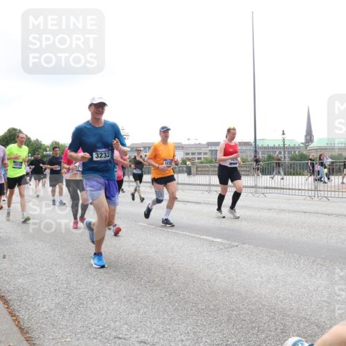 29.06.2025 - hella hamburg halbmarathon Lena Gebhardt http://msf.ph/oto/8378562 29.06.2025 10:49:24 Lombardsbrücke 10130, 12664, 3232, 2527, 1078, 1675, 1525, 1625, 1805, 1888, 2067, 2160, 2395, 2527, 2541, 2668, 2713, 2927, 3070, 3086, 3183, 3232, 3253, 3383, 3943, 4403, 4525, 4527, 4589, 4769, 4809, 5106, 5118, 5463, 5479, 5480, 5551, 5552, 6015, 6191, 6566, 6694, 6979, 6989, 7301, 7305, 7339, 7650, 7931, 7936, 8549, 9162, 9245, 9261, 9341, 9359, 10033, 10038, 10081, 10130, 10333, 10479, 10704, 10782, 10785, 11000, 11031, 11192, 11558, 11631, 12388 meine-sportfotos.de