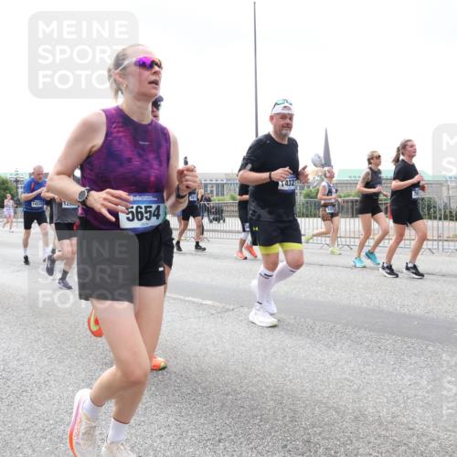29.06.2025 - hella hamburg halbmarathon Lena Gebhardt http://msf.ph/oto/8378604 29.06.2025 10:40:07 Lombardsbrücke 19163, 19157, 14578, 12500, 5654, 1432, 1018, 1037, 1058, 1076, 1291, 1586, 1691, 1899, 2019, 2109, 2254, 2313, 2515, 2572, 2866, 2888, 2976, 3046, 3237, 3295, 3515, 3607, 3808, 3810, 3882, 3883, 3884, 4173, 4271, 4298, 4471, 4752, 4756, 5113, 5229, 5263, 5351, 5352, 5654, 5877, 5901, 5975, 6097, 6363, 6427, 6428, 6463, 6548, 6673, 6698, 6739, 6750, 6866, 6876, 6890, 6920, 7045, 7108, 7125, 7174, 7199, 7429, 7455, 7456, 7675, 7850, 8107, 8307, 8612, 10441 meine-sportfotos.de