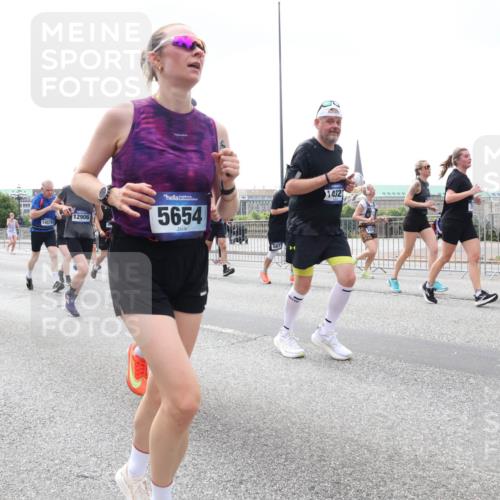 29.06.2025 - hella hamburg halbmarathon Lena Gebhardt http://msf.ph/oto/8378636 29.06.2025 10:40:07 Lombardsbrücke 19163, 14578, 19157, 12906, 5654, 5877, 1432, 1018, 1037, 1058, 1076, 1291, 1586, 1691, 1899, 2019, 2109, 2254, 2313, 2515, 2572, 2866, 2888, 2976, 3046, 3237, 3295, 3515, 3607, 3808, 3810, 3882, 3883, 3884, 4173, 4271, 4298, 4471, 4752, 4756, 5113, 5229, 5263, 5351, 5352, 5654, 5877, 5901, 5975, 6097, 6363, 6427, 6428, 6463, 6548, 6673, 6698, 6739, 6750, 6866, 6876, 6890, 6920, 7045, 7108, 7125, 7174, 7199, 7429, 7455, 7456, 7675, 7850, 8107, 8307, 8612, 10441 meine-sportfotos.de