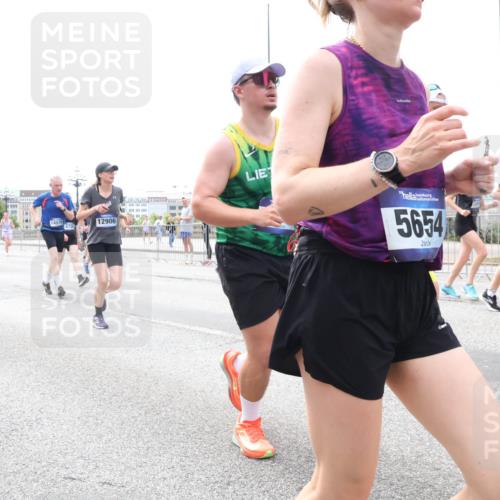29.06.2025 - hella hamburg halbmarathon Lena Gebhardt http://msf.ph/oto/8378692 29.06.2025 10:40:08 Lombardsbrücke 14578, 12906, 19163, 6726, 19157, 5654, 798, 1018, 1037, 1058, 1076, 1291, 1586, 1691, 1899, 2019, 2109, 2254, 2313, 2515, 2572, 2866, 2888, 2976, 3046, 3237, 3295, 3515, 3607, 3808, 3810, 3882, 3883, 3884, 4173, 4271, 4298, 4471, 4752, 4756, 5113, 5229, 5263, 5351, 5352, 5654, 5877, 5901, 5975, 6076, 6097, 6363, 6428, 6463, 6548, 6673, 6698, 6739, 6750, 6866, 6876, 6890, 6920, 7045, 7108, 7125, 7174, 7429, 7455, 7456, 7675, 7850, 8107, 8307, 8612, 10441 meine-sportfotos.de