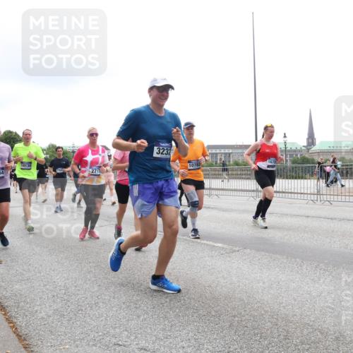 29.06.2025 - hella hamburg halbmarathon Lena Gebhardt http://msf.ph/oto/8378808 29.06.2025 10:49:25 Lombardsbrücke 12664, 10130, 2713, 3232, 10782, 1675, 1525, 1625, 1805, 1888, 2067, 2160, 2395, 2466, 2527, 2541, 2668, 2713, 2927, 3070, 3086, 3183, 3232, 3253, 3383, 3943, 4403, 4525, 4527, 4589, 4769, 4809, 5106, 5118, 5463, 5551, 5552, 6191, 6566, 6694, 6979, 6989, 7301, 7305, 7339, 7650, 7931, 7936, 8549, 9162, 9245, 9261, 9341, 9359, 10033, 10038, 10081, 10130, 10333, 10479, 10704, 10782, 10785, 11000, 11031, 11192, 11558, 11631, 12388 meine-sportfotos.de