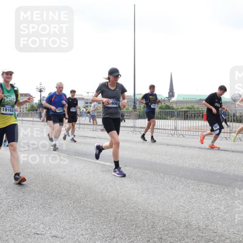29.06.2025 - hella hamburg halbmarathon Lena Gebhardt http://msf.ph/oto/8378810 29.06.2025 10:40:08 Lombardsbrücke 19158, 19163, 14578, 6719, 906, 5877, 1018, 1037, 1058, 1076, 1291, 1586, 1691, 1899, 2019, 2109, 2254, 2313, 2515, 2572, 2866, 2888, 2976, 3046, 3237, 3295, 3515, 3607, 3808, 3810, 3882, 3883, 3884, 4173, 4271, 4298, 4471, 4752, 4756, 5113, 5229, 5263, 5351, 5352, 5654, 5877, 5901, 5975, 6076, 6097, 6363, 6428, 6463, 6548, 6673, 6698, 6739, 6750, 6866, 6876, 6890, 6920, 7045, 7108, 7125, 7174, 7429, 7455, 7456, 7675, 7850, 8107, 8307, 8612, 10441 meine-sportfotos.de