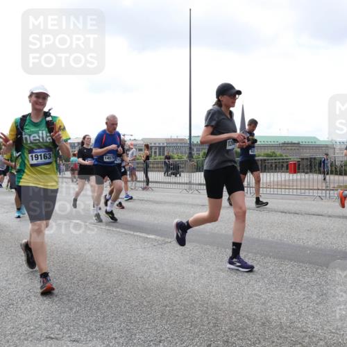 29.06.2025 - hella hamburg halbmarathon Lena Gebhardt http://msf.ph/oto/8378866 29.06.2025 10:40:09 Lombardsbrücke 19158, 19163, 587, 14578, 1018, 1037, 1058, 1076, 1291, 1586, 1691, 1899, 2019, 2109, 2254, 2313, 2515, 2572, 2866, 2888, 2976, 3046, 3237, 3295, 3515, 3607, 3808, 3810, 3882, 3883, 3884, 4173, 4271, 4298, 4471, 4752, 4756, 5113, 5229, 5263, 5351, 5352, 5654, 5877, 5901, 5975, 6076, 6097, 6363, 6463, 6548, 6673, 6698, 6739, 6750, 6866, 6876, 6890, 6920, 7045, 7108, 7125, 7174, 7429, 7455, 7456, 7675, 7850, 8107, 8307, 8612, 10441 meine-sportfotos.de