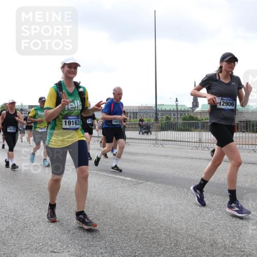 29.06.2025 - hella hamburg halbmarathon Lena Gebhardt http://msf.ph/oto/8378894 29.06.2025 10:40:09 Lombardsbrücke 19158, 19157, 19163, 6726, 14578, 2906, 587, 1018, 1037, 1058, 1076, 1291, 1586, 1691, 1899, 2019, 2109, 2254, 2313, 2515, 2572, 2866, 2888, 2976, 3046, 3237, 3295, 3515, 3607, 3808, 3810, 3882, 3883, 3884, 4173, 4271, 4298, 4471, 4752, 4756, 5113, 5229, 5263, 5351, 5352, 5654, 5877, 5901, 5975, 6076, 6097, 6363, 6463, 6548, 6673, 6698, 6739, 6750, 6866, 6876, 6890, 6920, 7045, 7108, 7125, 7174, 7429, 7455, 7456, 7675, 7850, 8107, 8307, 8612, 10441 meine-sportfotos.de