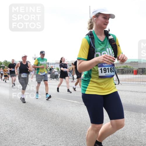 29.06.2025 - hella hamburg halbmarathon Lena Gebhardt http://msf.ph/oto/8378983 29.06.2025 10:40:10 Lombardsbrücke 0292, 19158, 19157, 19163, 1018, 1037, 1058, 1076, 1291, 1586, 1691, 1899, 2019, 2109, 2254, 2313, 2515, 2572, 2866, 2888, 3046, 3237, 3295, 3515, 3607, 3808, 3810, 3882, 3883, 3884, 4173, 4271, 4298, 4471, 4752, 4756, 5113, 5229, 5263, 5351, 5352, 5654, 5877, 5901, 5975, 6076, 6097, 6363, 6463, 6548, 6673, 6698, 6739, 6750, 6866, 6876, 6890, 6920, 7045, 7108, 7174, 7429, 7455, 7456, 7675, 7850, 8107, 8307, 8612, 10441 meine-sportfotos.de