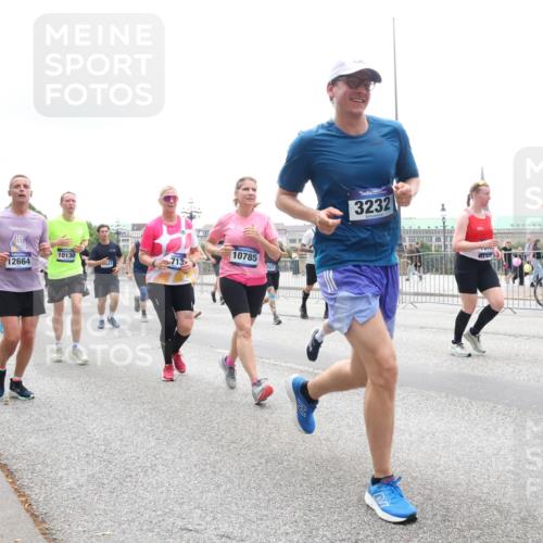 29.06.2025 - hella hamburg halbmarathon Lena Gebhardt http://msf.ph/oto/8379003 29.06.2025 10:49:25 Lombardsbrücke 10130, 713, 12664, 10785, 3232, 1525, 1625, 1805, 1888, 2067, 2160, 2395, 2466, 2527, 2541, 2668, 2713, 2927, 3070, 3086, 3183, 3232, 3253, 3383, 3943, 4403, 4525, 4527, 4589, 4769, 4809, 5106, 5118, 5463, 5551, 5552, 6191, 6566, 6694, 6979, 6989, 7301, 7305, 7339, 7650, 7931, 7936, 8549, 9162, 9245, 9261, 9341, 9359, 10033, 10038, 10081, 10130, 10333, 10479, 10704, 10782, 10785, 11000, 11031, 11192, 11558, 11631, 12388 meine-sportfotos.de
