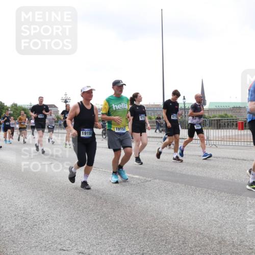 29.06.2025 - hella hamburg halbmarathon Lena Gebhardt http://msf.ph/oto/8379018 29.06.2025 10:40:10 Lombardsbrücke 9292, 9495, 2010, 18705, 19158, 19157, 672, 6719, 1457, 1018, 1037, 1058, 1076, 1291, 1586, 1691, 1899, 2019, 2109, 2254, 2313, 2515, 2572, 2866, 2888, 3046, 3237, 3295, 3515, 3607, 3808, 3810, 3882, 3883, 3884, 4173, 4271, 4298, 4471, 4752, 4756, 5113, 5229, 5263, 5351, 5352, 5654, 5877, 5901, 5975, 6076, 6097, 6363, 6463, 6548, 6673, 6698, 6739, 6750, 6866, 6876, 6890, 6920, 7045, 7108, 7174, 7429, 7455, 7456, 7675, 7850, 8107, 8307, 8612, 10441 meine-sportfotos.de
