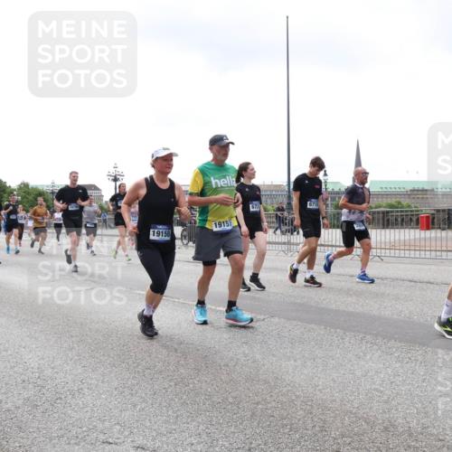 29.06.2025 - hella hamburg halbmarathon Lena Gebhardt http://msf.ph/oto/8379040 29.06.2025 10:40:10 Lombardsbrücke 9292, 18705, 167, 19158, 19157, 672, 145, 6719, 1018, 1037, 1058, 1076, 1291, 1586, 1691, 1899, 2019, 2109, 2254, 2313, 2515, 2572, 2866, 2888, 3046, 3237, 3295, 3515, 3607, 3808, 3810, 3882, 3883, 3884, 4173, 4271, 4298, 4471, 4752, 4756, 5113, 5229, 5263, 5351, 5352, 5654, 5877, 5901, 5975, 6076, 6097, 6363, 6463, 6548, 6673, 6698, 6739, 6750, 6866, 6876, 6890, 6920, 7045, 7108, 7174, 7429, 7455, 7456, 7675, 7850, 8107, 8307, 8612, 10441 meine-sportfotos.de