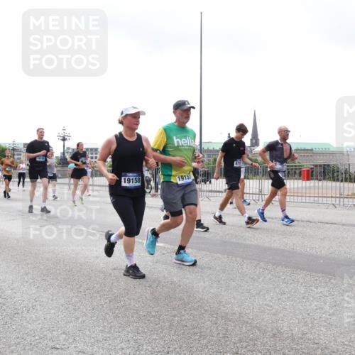 29.06.2025 - hella hamburg halbmarathon Lena Gebhardt http://msf.ph/oto/8379069 29.06.2025 10:40:11 Lombardsbrücke 292, 18705, 16744, 19158, 19157, 145, 1018, 1037, 1058, 1076, 1291, 1586, 1691, 1899, 2019, 2109, 2254, 2313, 2515, 2572, 2866, 2888, 3046, 3237, 3293, 3295, 3515, 3607, 3808, 3810, 3882, 3883, 3884, 4173, 4271, 4298, 4471, 4752, 4756, 5113, 5229, 5263, 5351, 5352, 5654, 5877, 5901, 5975, 6076, 6097, 6363, 6463, 6548, 6673, 6698, 6739, 6750, 6866, 6876, 6890, 6920, 7045, 7108, 7174, 7429, 7455, 7456, 7675, 7850, 8107, 8307, 8612, 10441 meine-sportfotos.de