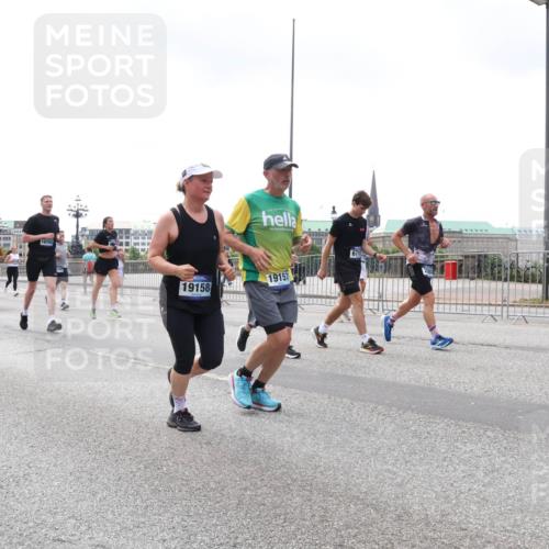 29.06.2025 - hella hamburg halbmarathon Lena Gebhardt http://msf.ph/oto/8379099 29.06.2025 10:40:11 Lombardsbrücke 9292, 16744, 18705, 19158, 19157, 671, 143, 1018, 1037, 1058, 1076, 1291, 1586, 1691, 1899, 2019, 2109, 2254, 2313, 2515, 2572, 2866, 2888, 3046, 3237, 3293, 3295, 3515, 3607, 3808, 3810, 3882, 3883, 3884, 4173, 4271, 4298, 4471, 4752, 4756, 5113, 5229, 5263, 5351, 5352, 5654, 5877, 5901, 5975, 6076, 6097, 6363, 6463, 6548, 6673, 6698, 6739, 6750, 6866, 6876, 6890, 6920, 7045, 7108, 7174, 7429, 7455, 7456, 7675, 7850, 8107, 8307, 8612, 10441 meine-sportfotos.de